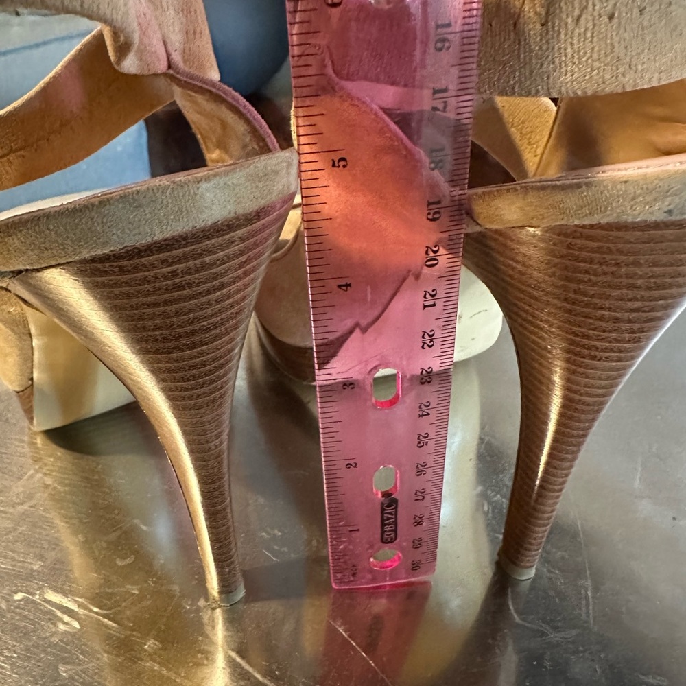 Tan/Beige heels- unknown brand - Picture 2 of 5